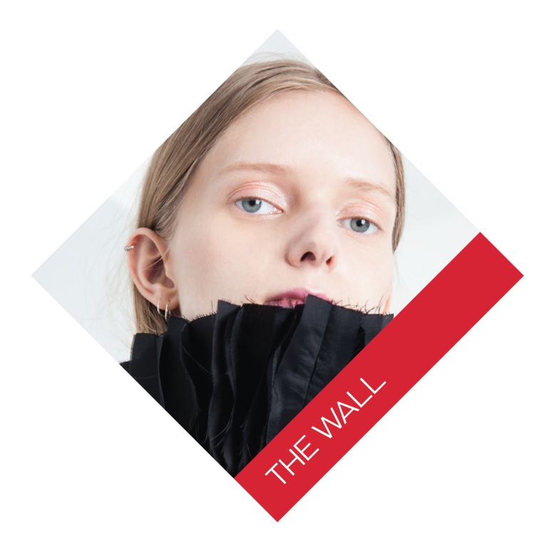 Modèle : Elke Bucher // Photographe : Lorelyne - Photography // Robe : Andralys // Accessoires : La Chambre Blanche // Artisan fleuriste : Laurene / Exception Fleurs